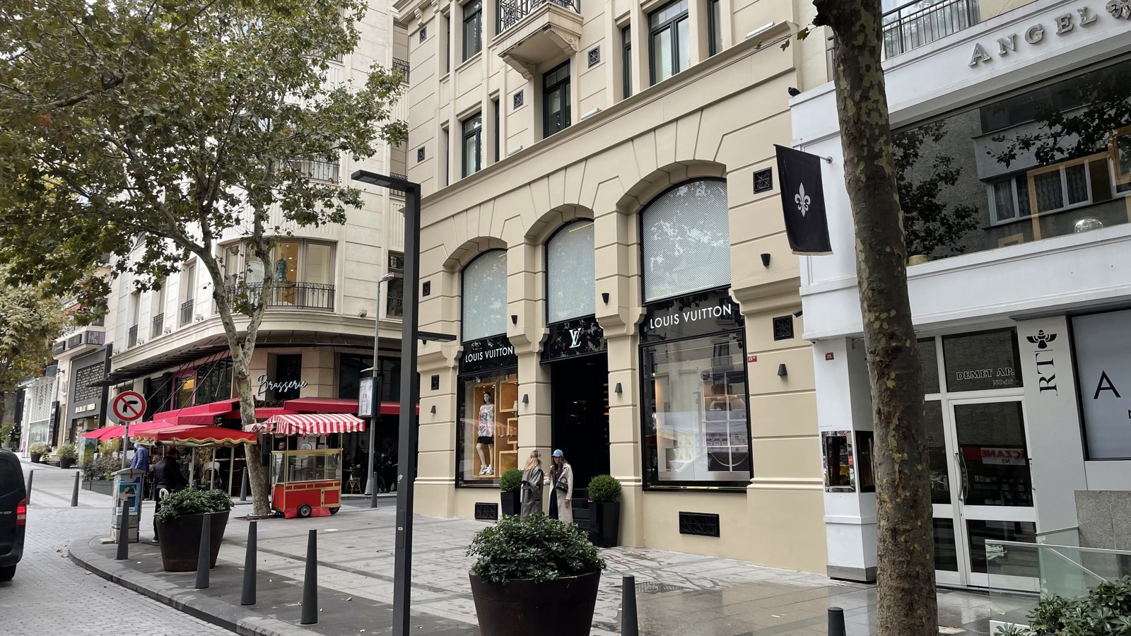 Fashion storefronts on Abdi İpekçi Avenue in Nişantaşı, photographed in October 2021.